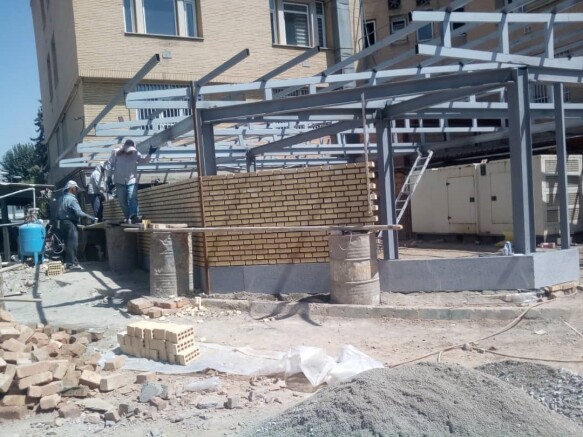 پیمانکار کیمیا طرح و نقشه البرز در این پروژه ساماندهی و اصلاح فضای موتور خانه ادراه کل امور مالیاتی استان البرز را در قالب اقداماتی همچون تخریب و جمع آوری دیوارهای موجود،خاکبرداری محل فونداسیون،قالب بندی فونداسیون و آرماتور بندی،ساخت و اجرای اسکلت فلزی،ساخت و نصب خرپای فلزی،اجرای سقف،زیر سقف،پوشش سقف و عایق زیرسقف، دیوارکشی و نصب و اجرای پنجره های نما با تمام تجهیزات و متریال و ... را عهده دار بود. 