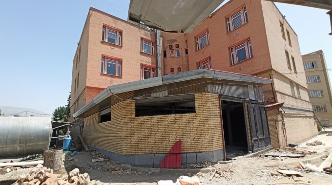 پیمانکار کیمیا طرح و نقشه البرز در این پروژه ساماندهی و اصلاح فضای موتور خانه ادراه کل امور مالیاتی استان البرز را در قالب اقداماتی همچون تخریب و جمع آوری دیوارهای موجود،خاکبرداری محل فونداسیون،قالب بندی فونداسیون و آرماتور بندی،ساخت و اجرای اسکلت فلزی،ساخت و نصب خرپای فلزی،اجرای سقف،زیر سقف،پوشش سقف و عایق زیرسقف، دیوارکشی و نصب و اجرای پنجره های نما با تمام تجهیزات و متریال و ... را عهده دار بود. 