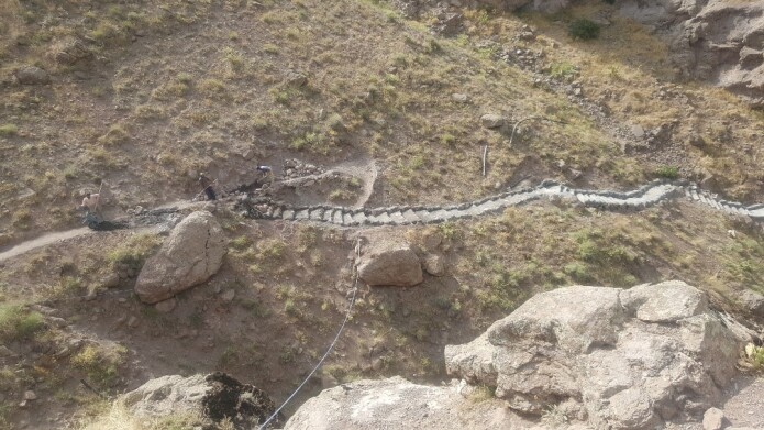 اجرای عملیات هایی نظیر خاکبرداری ، تسطیح ، اجرای پله و بلوکاژ با بندکشی به منظور پیاده رو سازی و نصب نرده حفاظتی در راستای بهسازی و بازسازی مسیر منتهی به آبشار کرکبود واقع در شهرستان طالقان 