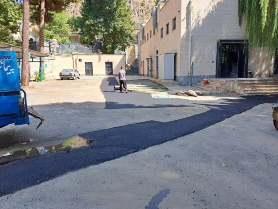 اجرای عملیات بازسازی و بهسازی تاسیسات شماره 1 کرج و احداث دیوار حائل و به اجرا درآوردن اقداماتی از قبیل بازسازی و بهسازی حوضچه های فیلتراسیون ،زیرسازی و رنگ آمیزی اتاق شیمیایی، بهسازی سنگ کف پیاده رو و جدولکاری،روکش آسفالت و لکه گیری،بهسازی پله ها،پوشش سقف ایستگاه پمپاژ و سقف مخزن کلروفیل و سقف مخزن گازوئیل،آسفالت سقف مخزن،لوله گذاری آب فضای سبز،اجرای سنگ درب ورودی و همچنین دیوار حائل جهت مهار دیوار اتاقک ترانس و ... از ریز امور این پروژه به خواست کارفرمای محترم اداره آب و فاضلاب استان البرز میباشد.